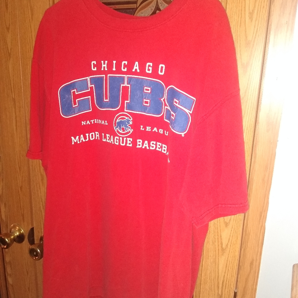 Men's Cubs shirt